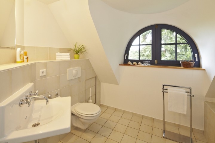 Es gibt zwei Bäder im Haus: einmal mit Dusche und einmal mit Wanne