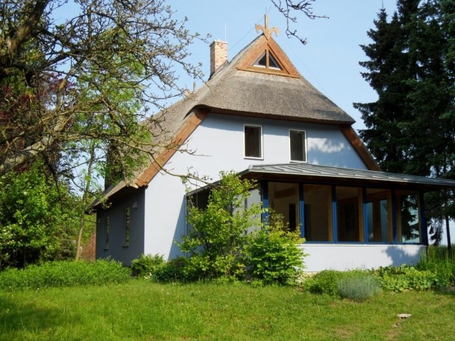 Das schöne Haus Falkenblick mit Reetdach und gemütlichem Wintergarten
