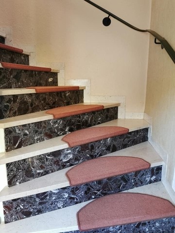Die Treppe ins Obergeschoss
