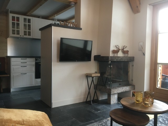 Wohnzimmer mit TV und Herd