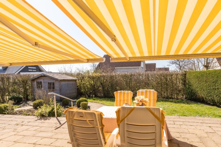 Die sonnige Terrasse mit elektrischer Markise