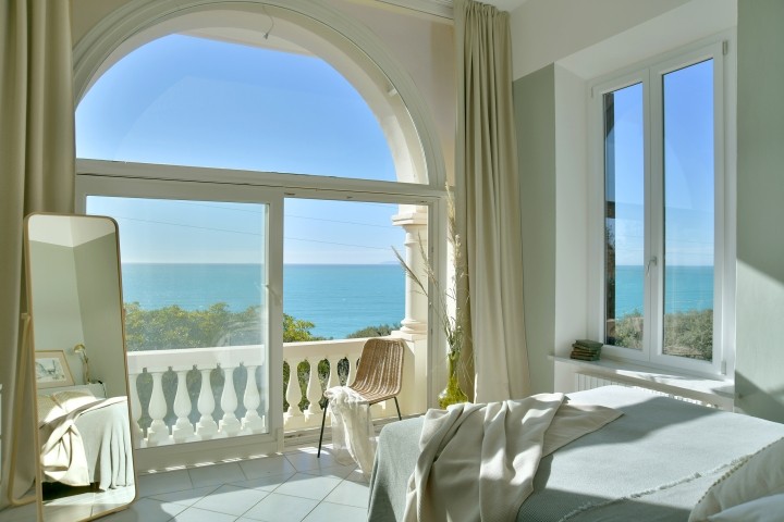 Blick zum Meer von einem Schlafzimmer