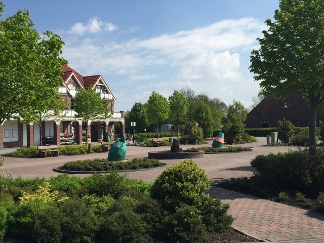 Dorfplatz mit kleinem Supermarkt