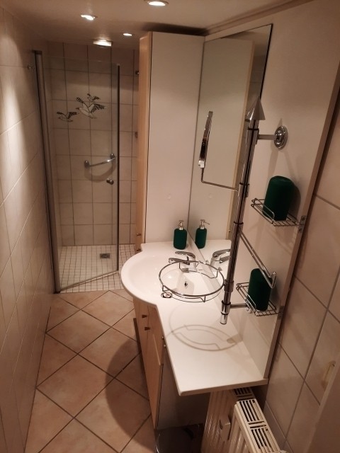 Bad mit ebenerdiger Dusche, WC in Extraraum