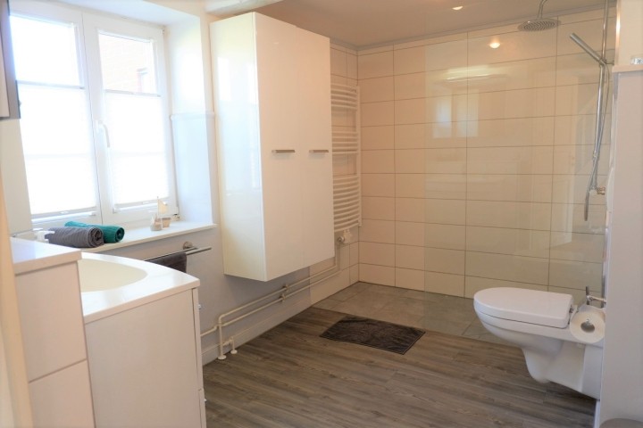 Badezimmer mit Fußbodenheizung, Walk-In-Dusche und Fenster
