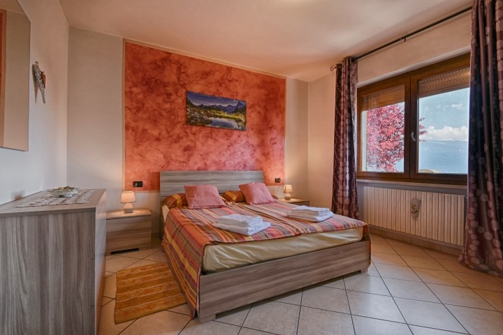 ERSTE SCHLAFZIMMER