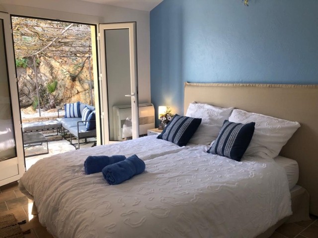 Schlafzimmer 2 mit Zugang Terrasse 