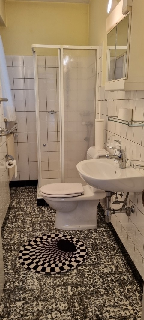 Kleines Badezimmer mit Dusche und WC 4m2