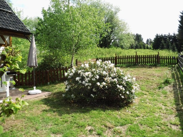 eingezäunter Garten mit Terrasse