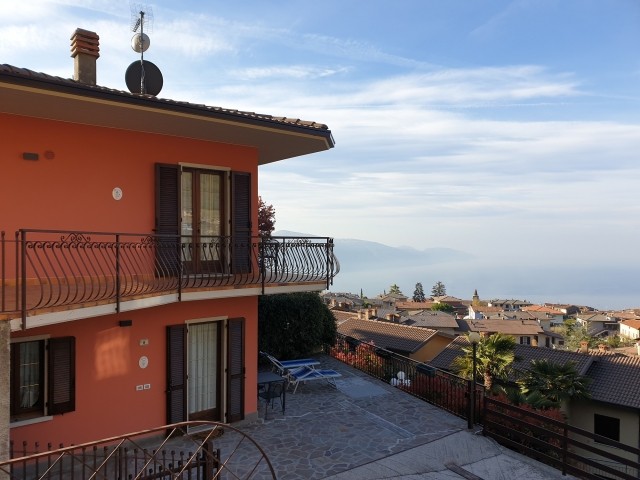 Hausansicht mit Balkon und Terrasse