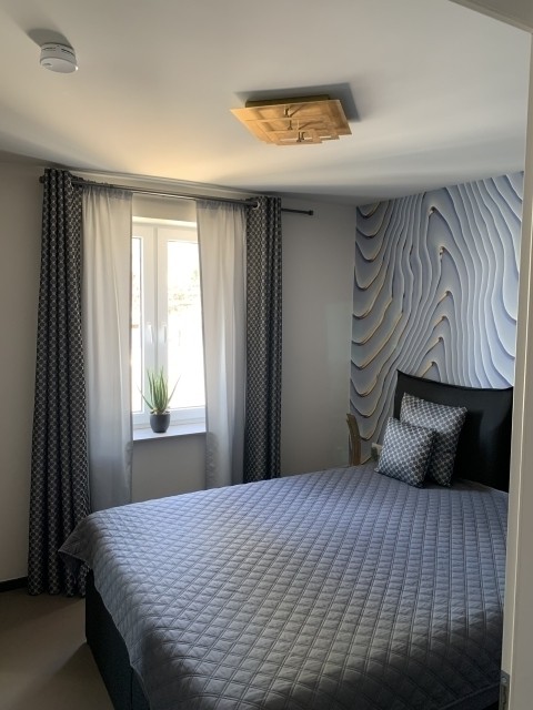 2 Schlafzimmer mit Boxspringbett