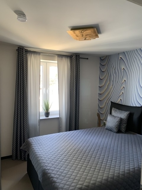 2 Schlafzimmer mit Boxspringbett