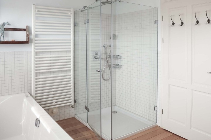 Badezimmer mit Dusche und Wanne