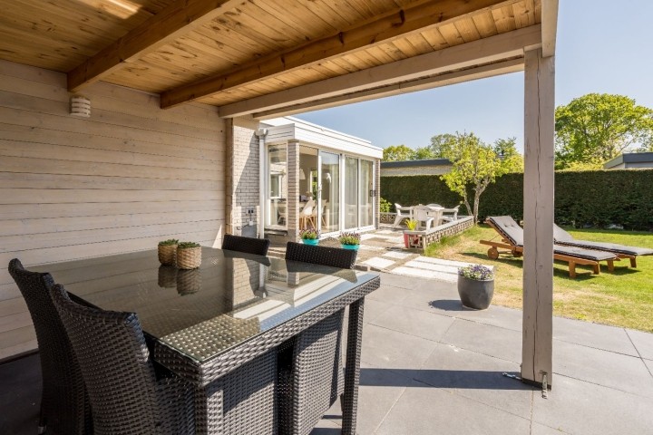 Die schöne überdachte Terrasse mit Gartengruppe