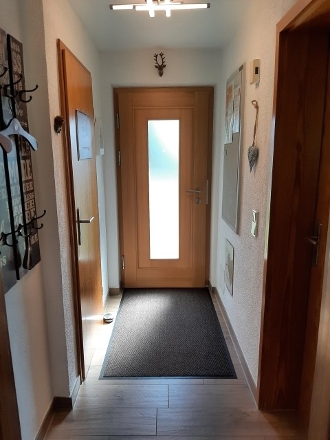 Eingangsbereich, links Bad rechts Schlafzimmer 2
