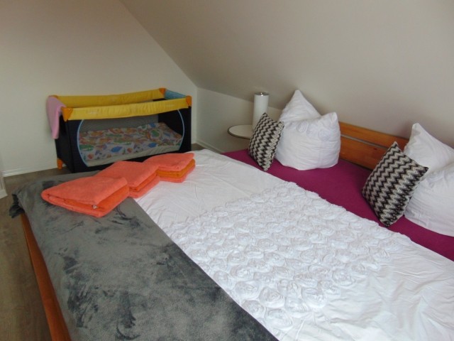 Schlafzimmer mit Reisebett