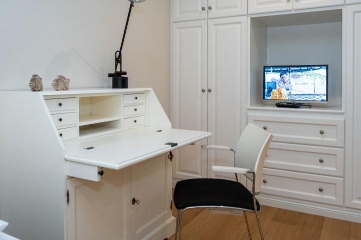 Schreibtisch und TV im kleinen Schlafzimmer