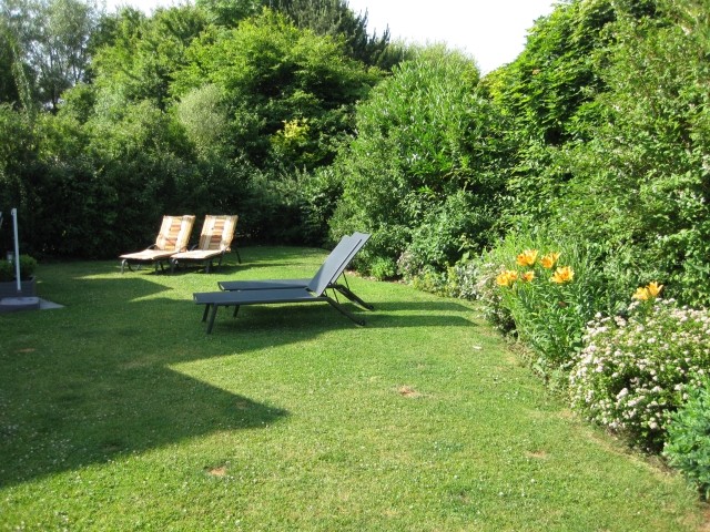 Gepflegter sonniger Garten, nicht einsehbar.