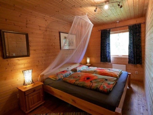 Schlafzimmer mit Doppelbett im Haus