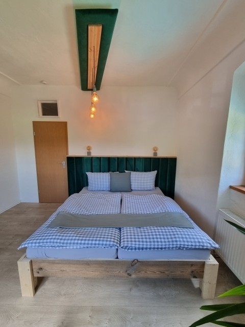 Schlafzimmer mit gemütlichem Doppelbett