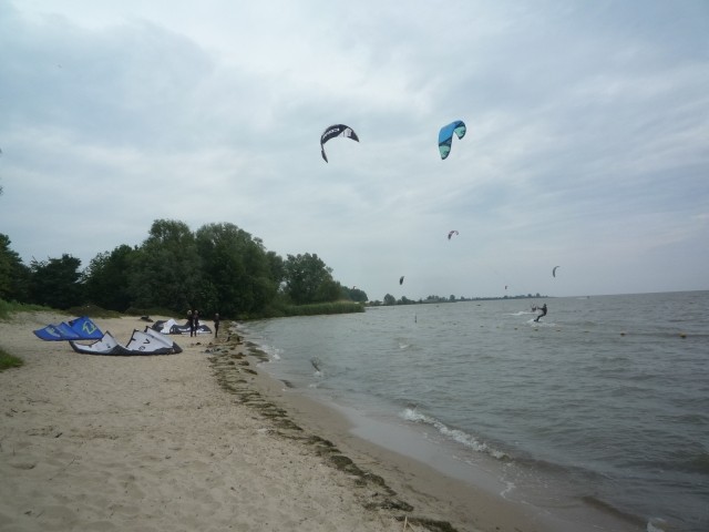benachbarter Badestrand/ Kitesurfing/ Windsurfing