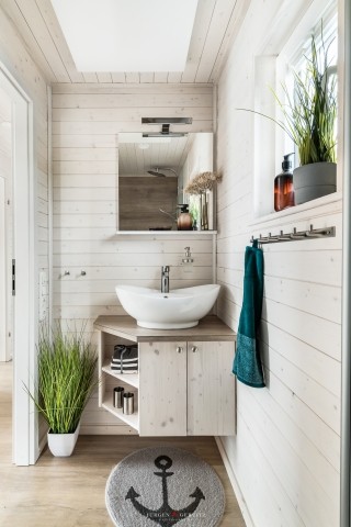 Waschbecken und Spiegelschrank im Bad