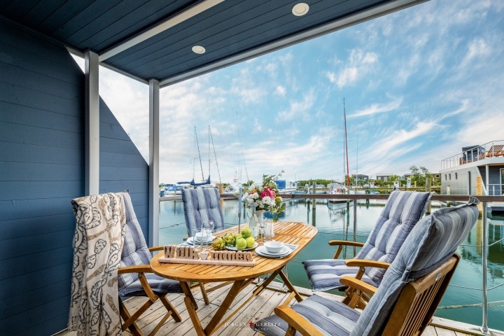 Außenterrasse unten mit Blick über die Marina 
