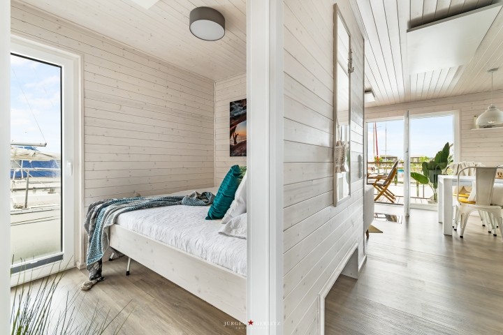 Blick in das Schlafzimmer mit Doppelbett