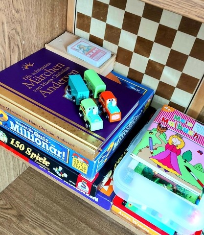 Bücher und Malutensilien für die kleinen Gäste