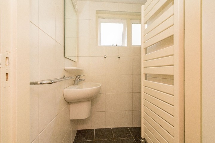 Badezimmer mit Dusche und Waschbecken