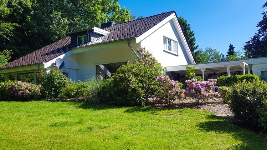 Haus Krummsee, die Eingangsseite. Im späten Frühjahr blühen hier die Rhododendren in verschiedenen Farben.
