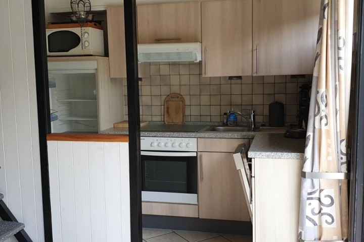 Küche mit Spülmaschine und Backofen