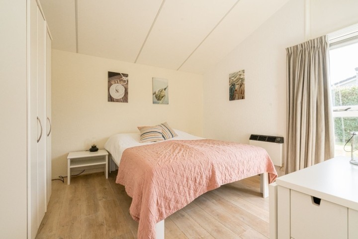 Schlafzimmer 1 mit Doppelbett und Kleiderschrank
