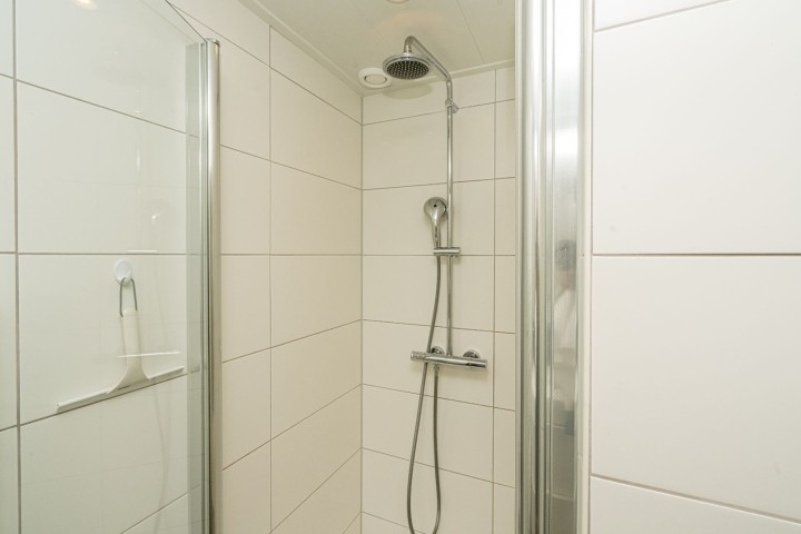 Modernes Badezimmer mit Dusche und Doppelwaschbecken