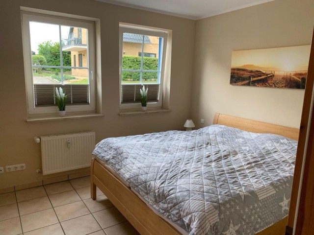 Erstes Schlafzimmer mit Doppelbett