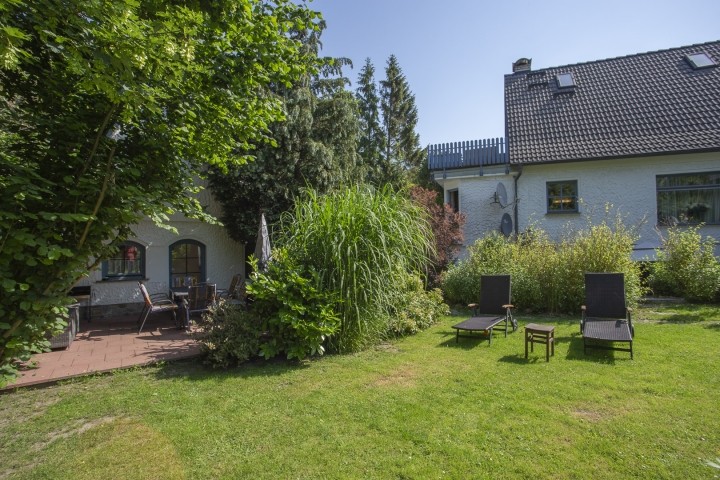 links Terrasse Ferienhaus, rechts Einfamilienhaus Vermieter