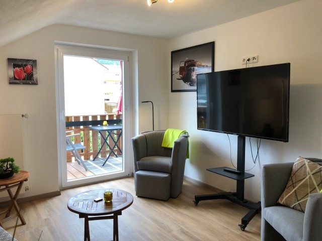 Wohnbereich mit Zugang zum Balkon