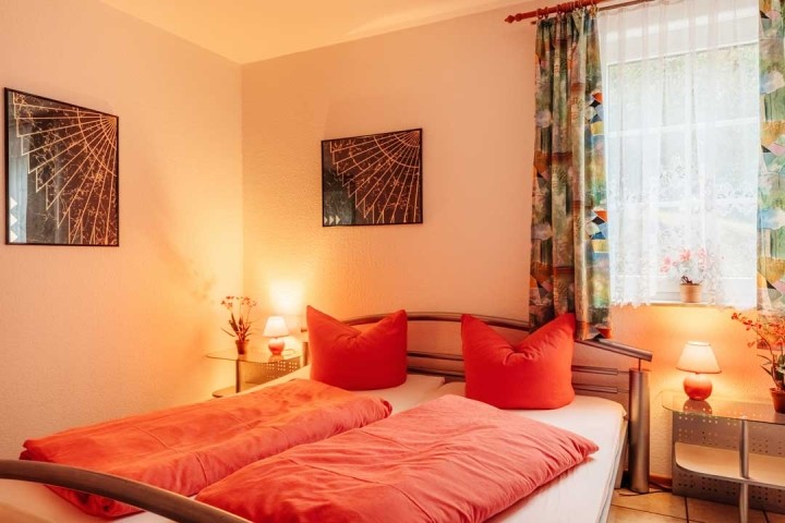 Schlafzimmer mit 180x200 Bett