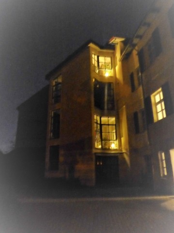 Rückseite bei Nacht