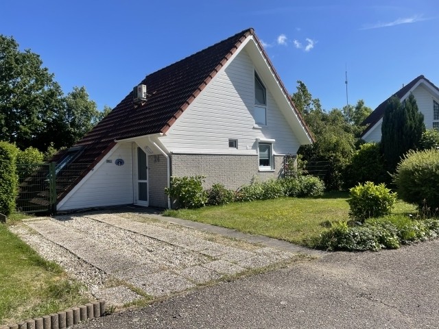 Außenansicht mit Parkplatz