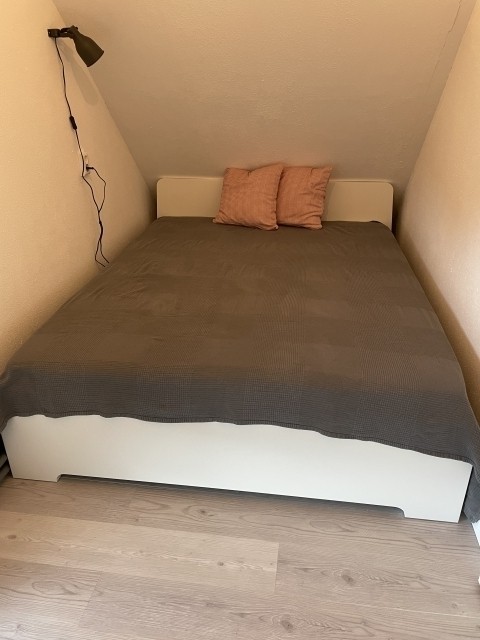 Schlafzimmer mit 1,6m Bett