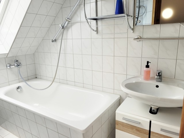 Bad mit Badewanne und WC