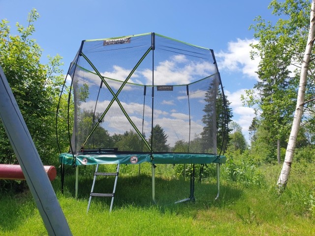 Ein hochwertiges Trampolin lädt groß und klein zum Toben und Spaß haben ein