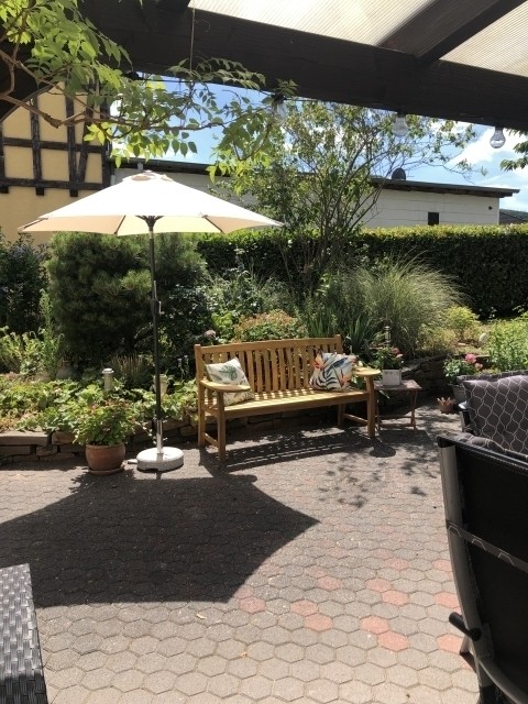 Garten mit 6er Tischgruppe/ Grill
