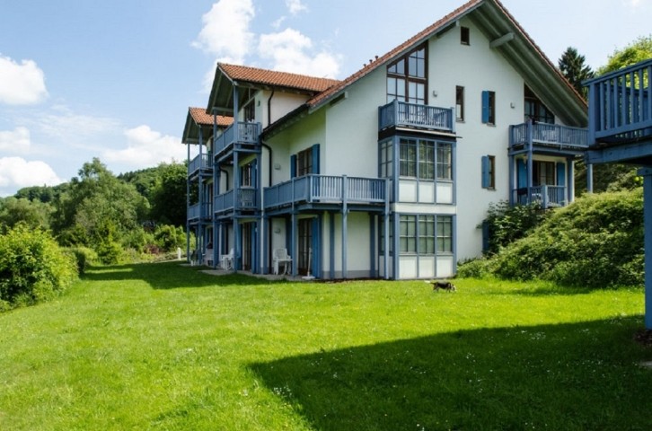 Gemeinschftsgarten mit Liegen und Grillplatz