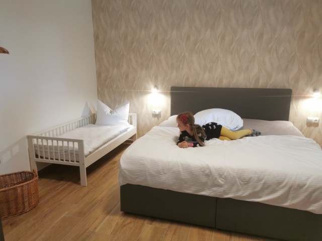 Schlafzimmer 1 mit Boxspringbett und Kleinkindbett, Kinderreisebett ist auf Wunsch zustellbar