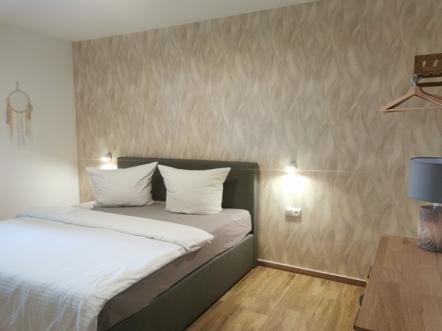 Schlafzimmer 2 mit Boxspringbett und TV