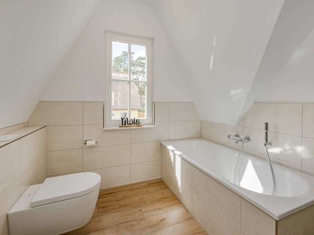 Weiteres Bad im OG mit Badewanne...
