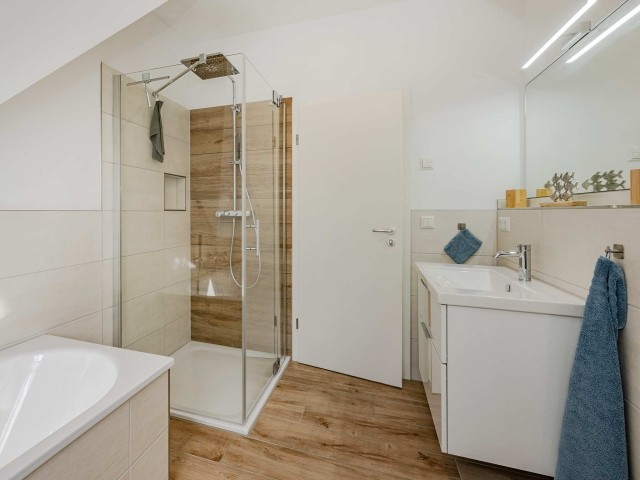 ...Regendusche und großem Waschbecken