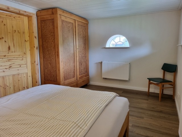 Schlafzimmer mit Doppelbett im EG